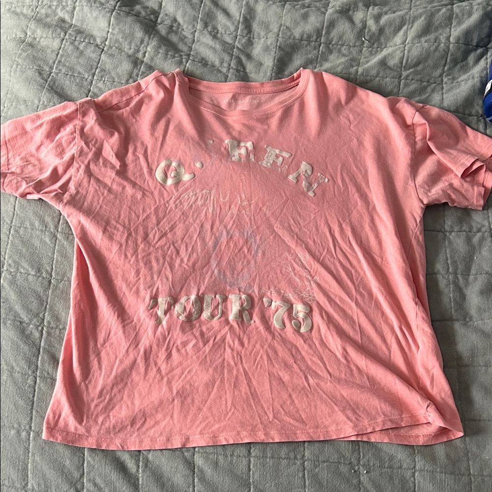 American Eagle Outfitters Queen Graphic Band Tee